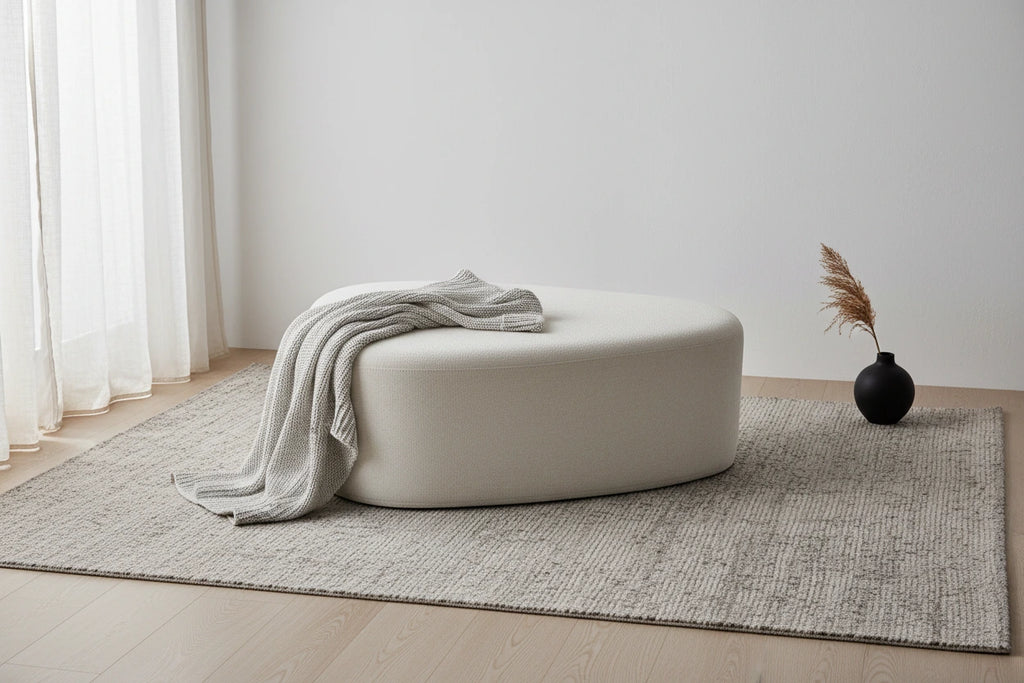 Ottoman rembourré en triangle arrondi de 43 po, grand pouf en tissu